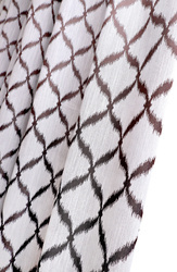 Tkanina zasłonowa dekoracyjna ze wzorem geometrycznym w kolorze brązu na tle szarym wys. 300 cm