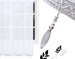 Gotowa klasyczna firana z gładkiego białego woalu wykończona szarymi koralikami na taśmie marszczącej wieszana na żabki lub agrafki szer. 400 x 180 wys.