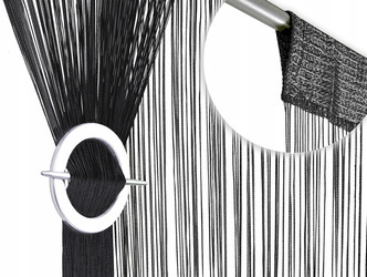 Czarna gotowa firanka makaron z delikatnych dekoracyjnych błyszczących sznurków 100 x 200 cm