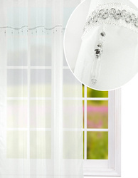 Gotowa biała firana na taśmie marszczącej z delikatnego woalu z ozdobną taśmą z koralikami biało-srebrnymi szer. 145 x 250 wys.