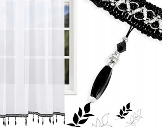 Gotowa klasyczna firana z gładkiego białego woalu wykończona czarnymi koralikami na taśmie marszczącej wieszana na żabki lub agrafki szer. 400 x 250 wys.